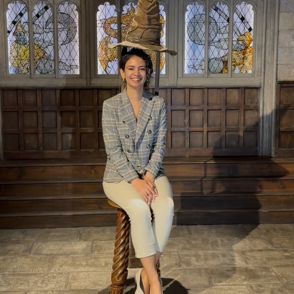 Meet your Posher, Cristina - Picture 1 of 2